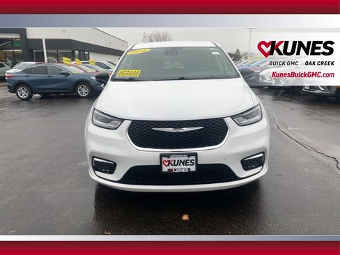 Used 2024 Chrysler Pacifica Touring-L FWD image 12