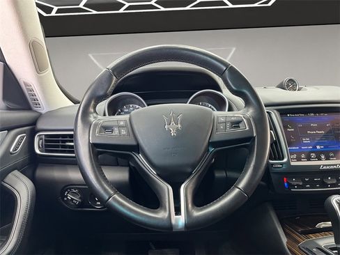 Used 2017 Maserati Levante w/ Luxury Package image 9