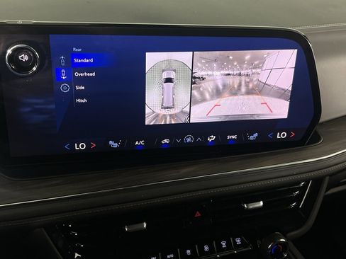 Used 2025 Chevrolet Suburban Z71 image 17