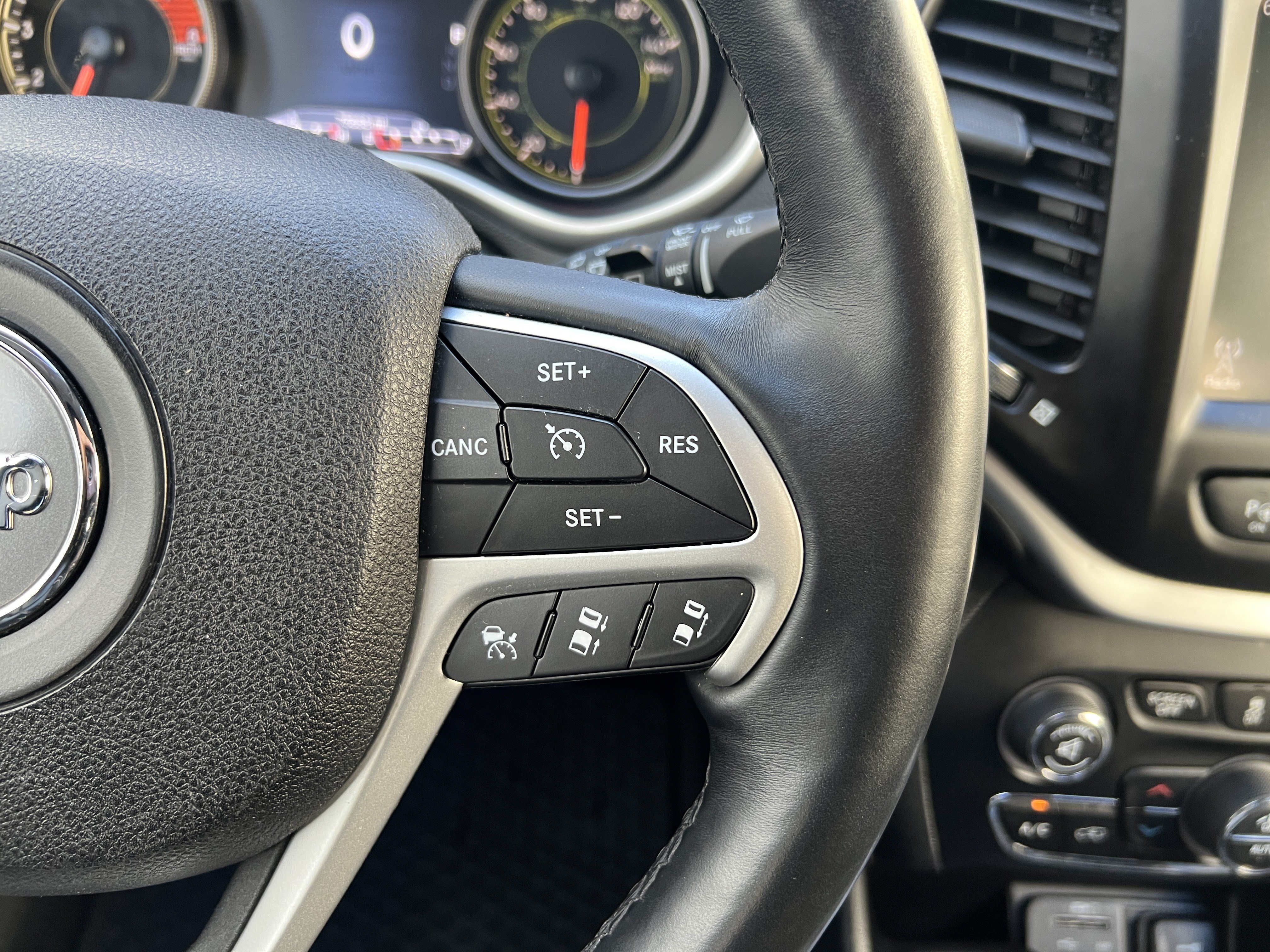 Used 2016 Jeep Cherokee Trailhawk w/ Leather Interior Group AWD/4WD image 28