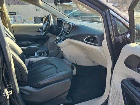 Used 2024 Chrysler Pacifica Touring-L image 7