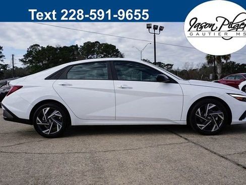 Used 2025 Hyundai Elantra Sport image 3