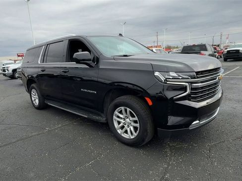 Used 2023 Chevrolet Suburban LT image 2