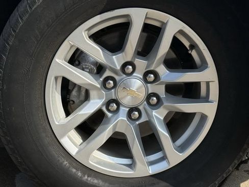 Used 2021 Chevrolet Suburban LT RWD image 10