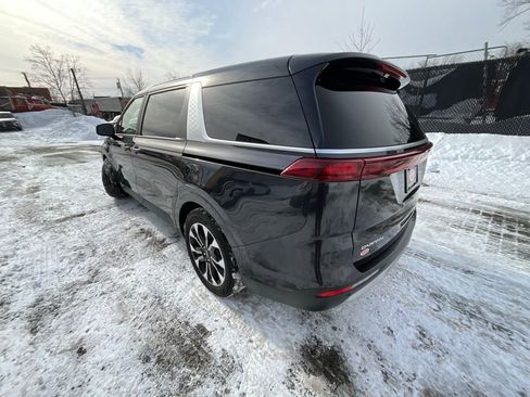 Used 2024 Kia Carnival EX image 4
