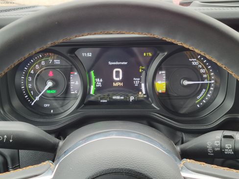 Used 2024 Jeep Wrangler Unlimited Sahara w/ Technology Group AWD/4WD image 9