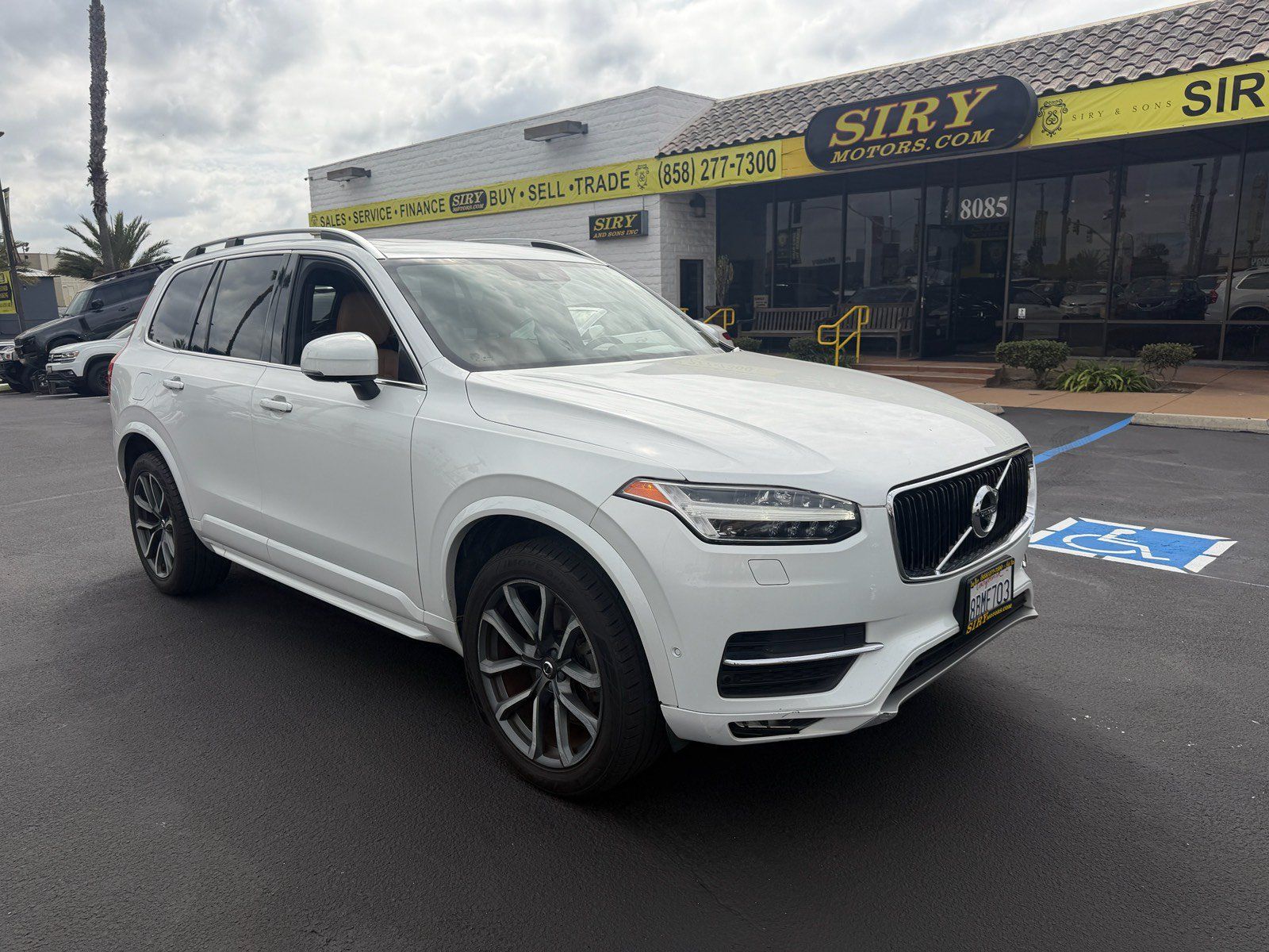 Used 2018 Volvo XC90 T6 Momentum w/ Convenience Package AWD/4WD image 1