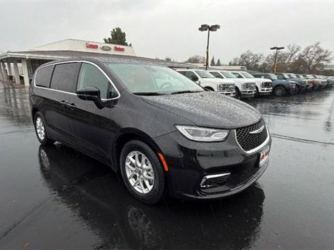 Used 2023 Chrysler Pacifica Touring-L image 2