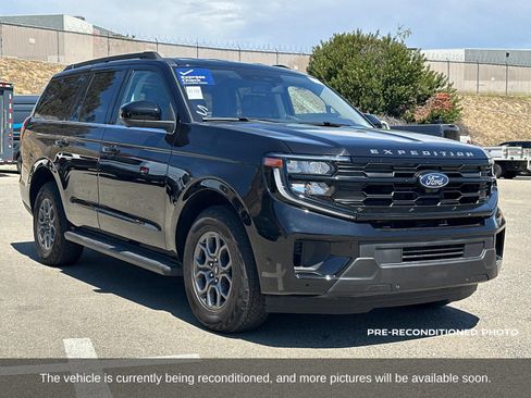 Used 2025 Ford Expedition Active AWD/4WD image 8