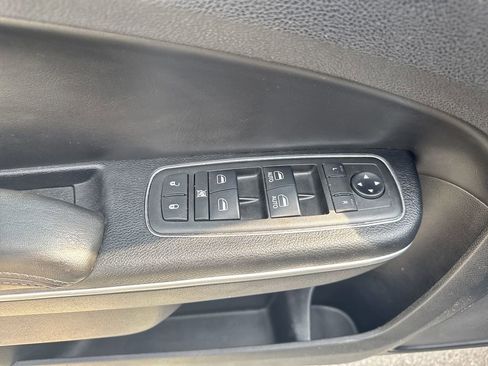 Used 2018 Chrysler 300 Touring image 11