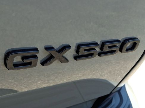 Used 2025 Lexus GX 550 w/ Accessory Package (2T) AWD/4WD image 30