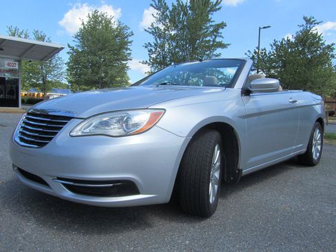 Used 2011 Chrysler 200 Touring FWD image 6