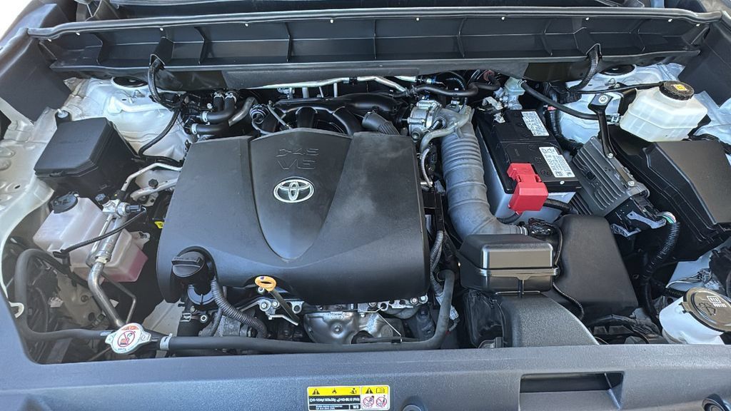 Used 2021 Toyota Highlander XLE FWD image 26