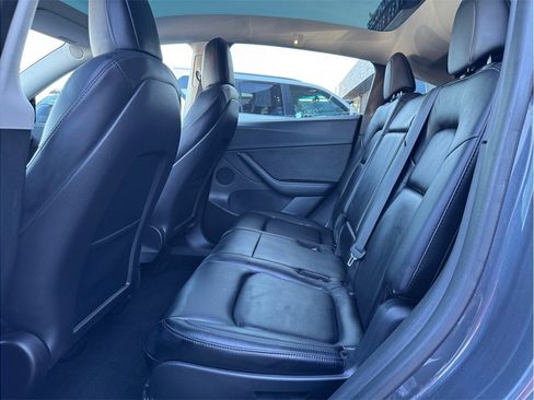 Used 2022 Tesla Model Y Long Range image 17