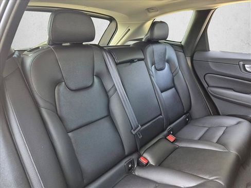 Used 2022 Volvo XC60 B5 Momentum w/ Advanced Package FWD image 17