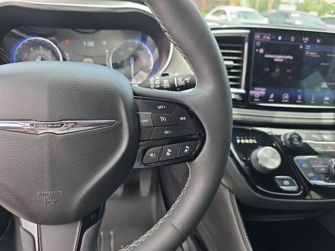 Used 2022 Chrysler Pacifica Limited w/ S Appearance Package FWD image 21