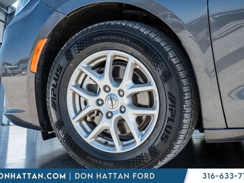 Used 2023 Chrysler Pacifica Touring-L image 37