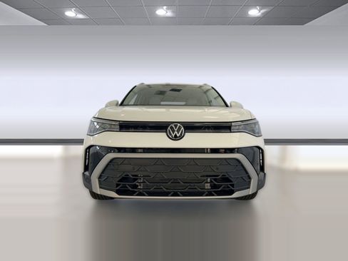 New 2026 Volkswagen Taos SE image 6