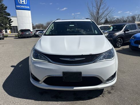 Used 2018 Chrysler Pacifica Limited w/ Tire & Wheel Group image 8