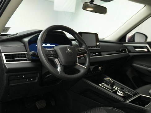 Used 2025 Mitsubishi Outlander ES image 19