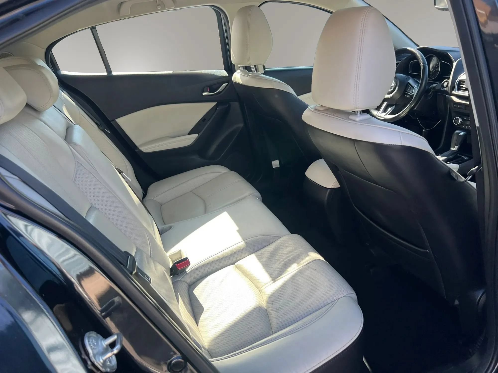 Used 2018 MAZDA MAZDA3 Grand Touring w/ Premium Equipment Package FWD image 31