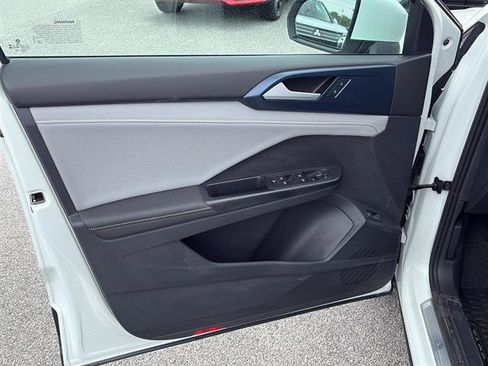 Certified 2024 Volkswagen Taos SE FWD image 25