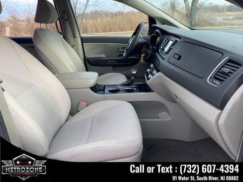 Used 2019 Kia Sedona L FWD image 17