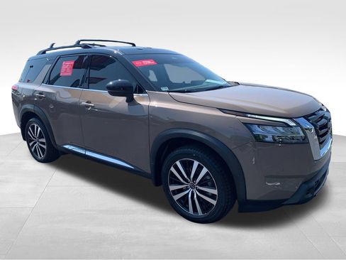 Certified 2024 Nissan Pathfinder Platinum w/ Cargo Package FWD image 8