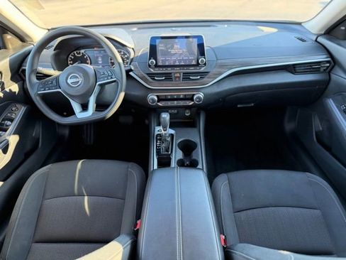 Used 2025 Nissan Altima 2.5 SV image 30