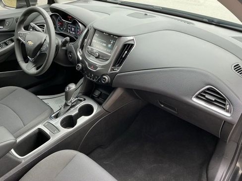Used 2018 Chevrolet Cruze LT w/ Convenience Package image 17