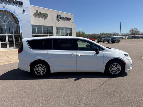 Used 2025 Chrysler Pacifica Select FWD image 2