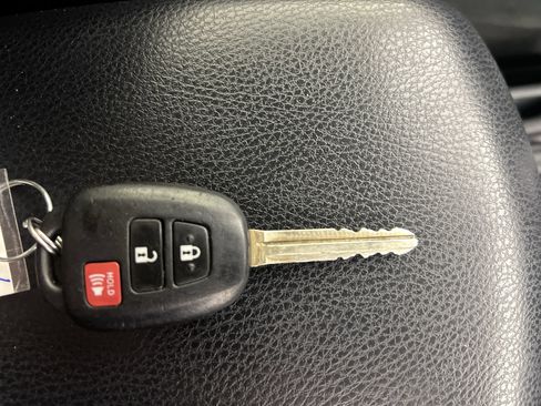 Used 2018 Toyota RAV4 LE FWD image 35