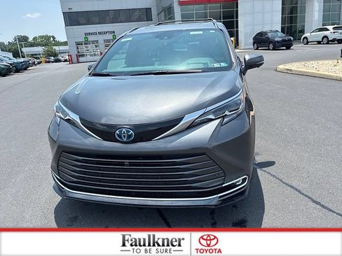 Used 2025 Toyota Sienna Platinum AWD/4WD image 21