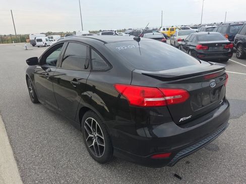 Used 2015 Ford Focus SE w/ SE Sport Package FWD image 2