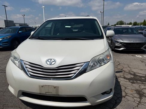 Used 2017 Toyota Sienna XLE Premium FWD image 2