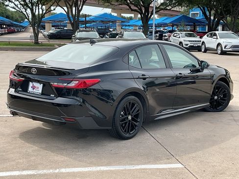 Used 2025 Toyota Camry SE image 5