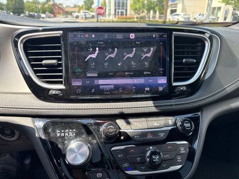 Used 2021 Chrysler Pacifica Limited w/ Uconnect Theater Family Group FWD image 13