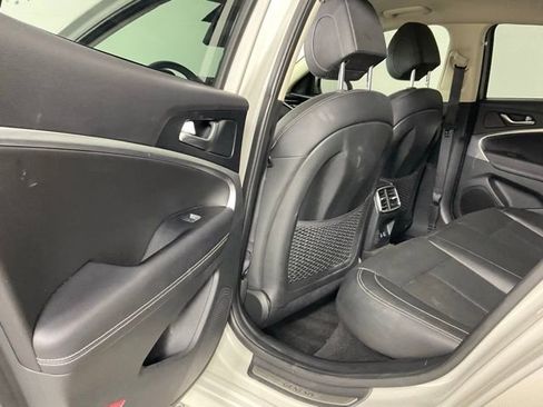 Used 2025 Genesis G70 2.5T RWD image 23