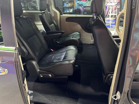 Used 2015 Chrysler Town & Country Touring w/ Driver Convenience Group FWD image 15