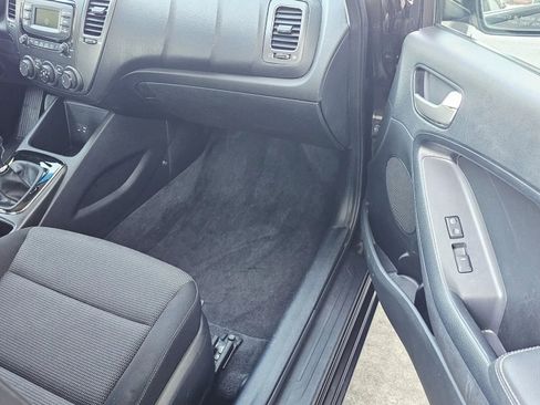 Used 2017 Kia Forte LX image 11