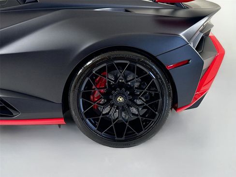 Used 2022 Lamborghini Huracan STO RWD image 39