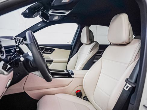 Used 2025 Mercedes-Benz GLC 350e 4MATIC image 8