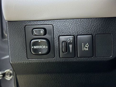 Used 2018 Toyota RAV4 XLE FWD image 12