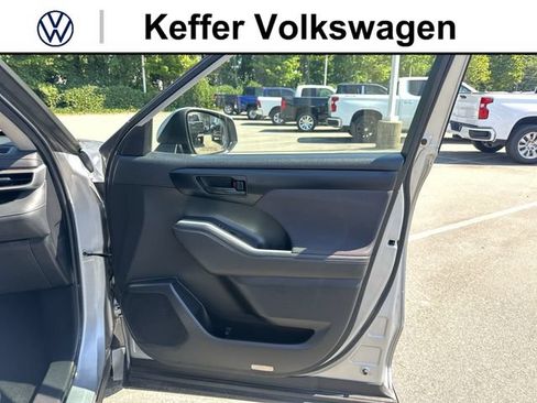 Used 2022 Toyota Highlander LE FWD image 29