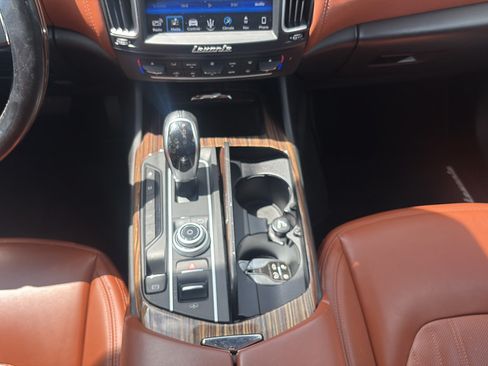 Used 2018 Maserati Levante GranLusso AWD/4WD image 16
