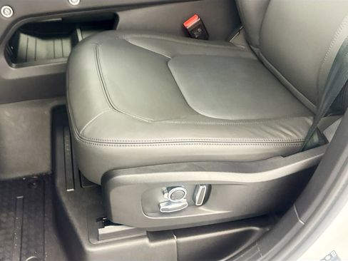 New 2026 Land Rover Defender 130 X-Dynamic SE image 19