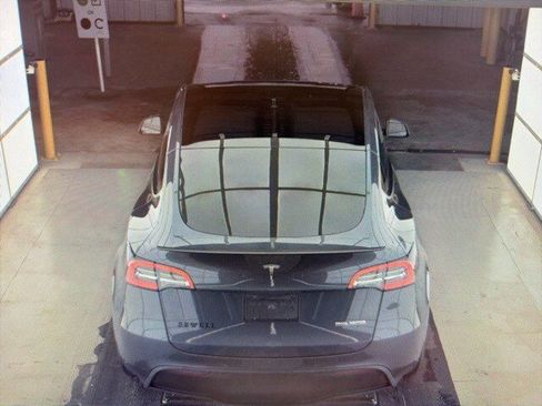 Used 2022 Tesla Model Y Performance image 9