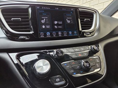 Used 2020 Chrysler Pacifica Touring-L Plus w/ Advanced Safetytec Group FWD image 50