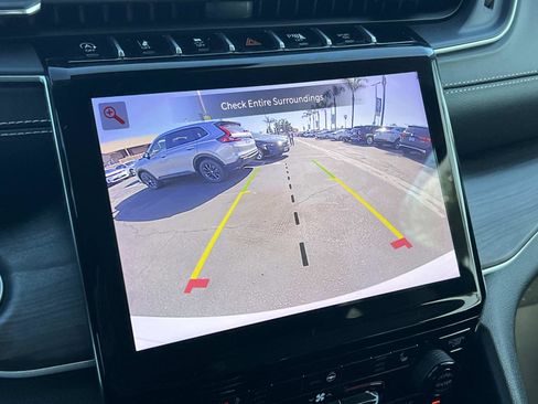 Used 2023 Jeep Grand Cherokee Limited image 16