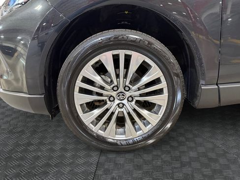 Used 2024 Toyota Venza XLE image 15